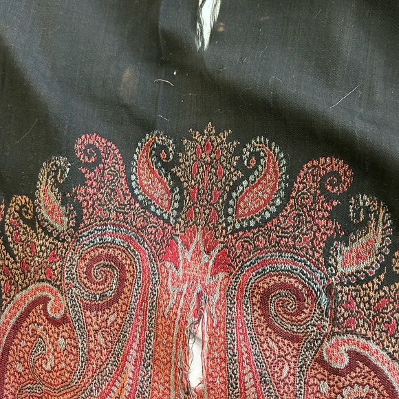 Vintage paisley wool shawl. 65 x 65. Has defects due to age!! Needs repair. - Picture 4 of 6